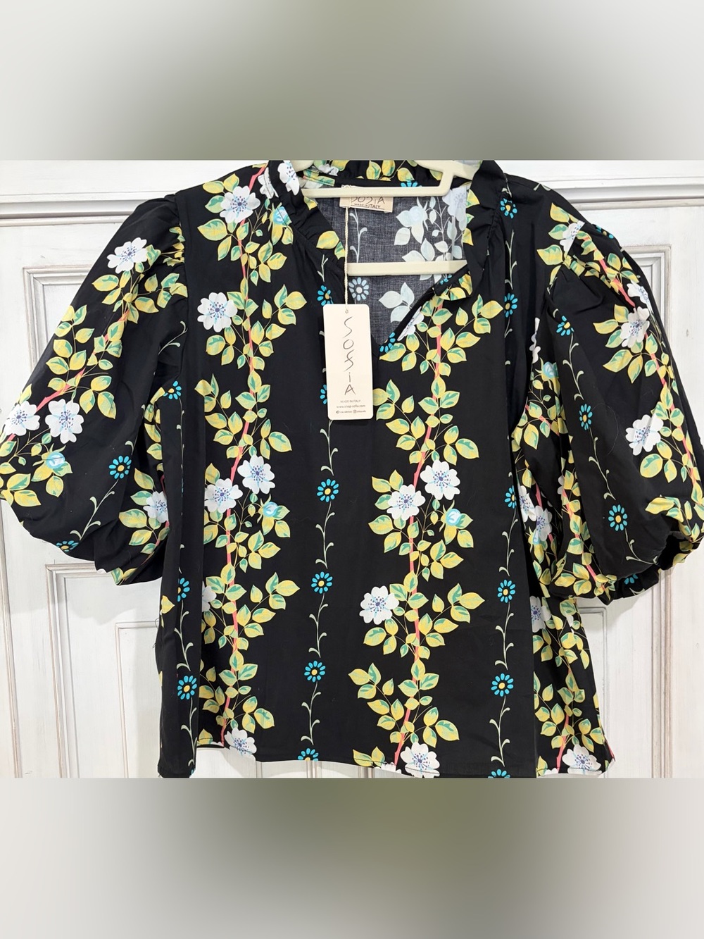 NWT ONE SIZE Sofia Black Floral V-Neck Women's Puff Sleeve Blouse